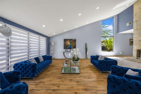 House in Miami, Florida 5 bedrooms, 708.94 sq.m. № 1946309 - photo 21