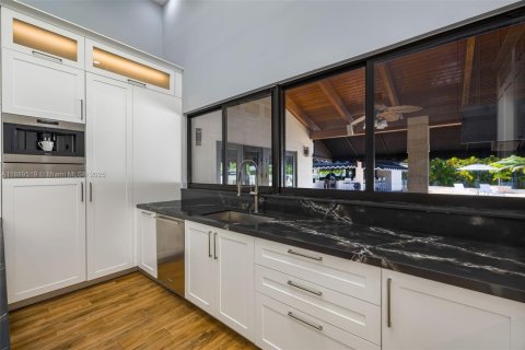 House in Miami, Florida 5 bedrooms, 708.94 sq.m. № 1946309 - photo 15