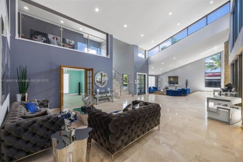 House in Miami, Florida 5 bedrooms, 708.94 sq.m. № 1946309 - photo 11