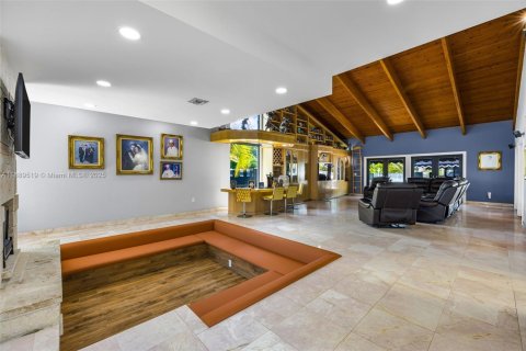 House in Miami, Florida 5 bedrooms, 708.94 sq.m. № 1946309 - photo 24