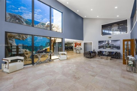 House in Miami, Florida 5 bedrooms, 708.94 sq.m. № 1946309 - photo 5