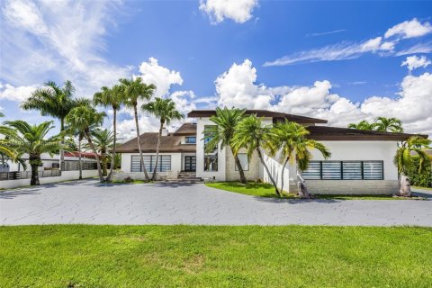 House in Miami, Florida 5 bedrooms, 708.94 sq.m. № 1946309 - photo 2