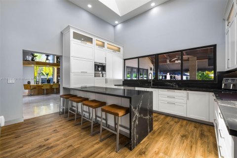 House in Miami, Florida 5 bedrooms, 708.94 sq.m. № 1946309 - photo 13