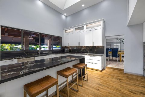 House in Miami, Florida 5 bedrooms, 708.94 sq.m. № 1946309 - photo 18