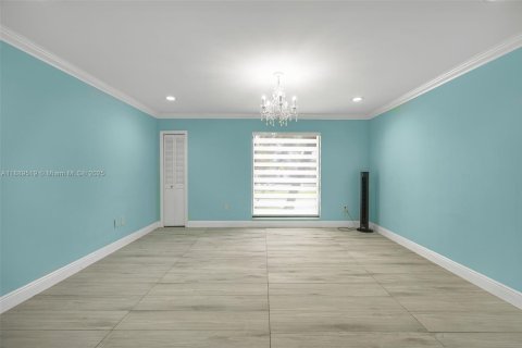 House in Miami, Florida 5 bedrooms, 708.94 sq.m. № 1946309 - photo 30