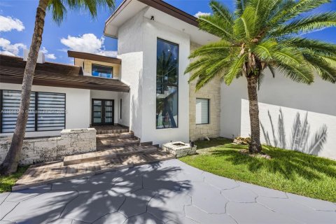 House in Miami, Florida 5 bedrooms, 708.94 sq.m. № 1946309 - photo 4