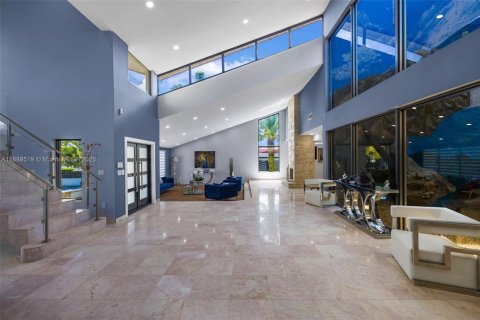 House in Miami, Florida 5 bedrooms, 708.94 sq.m. № 1946309 - photo 7