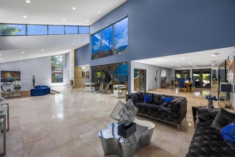 House in Miami, Florida 5 bedrooms, 708.94 sq.m. № 1946309 - photo 8