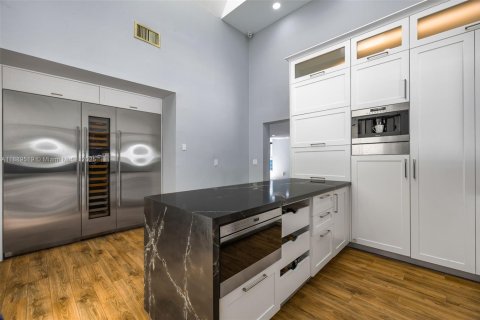 House in Miami, Florida 5 bedrooms, 708.94 sq.m. № 1946309 - photo 16