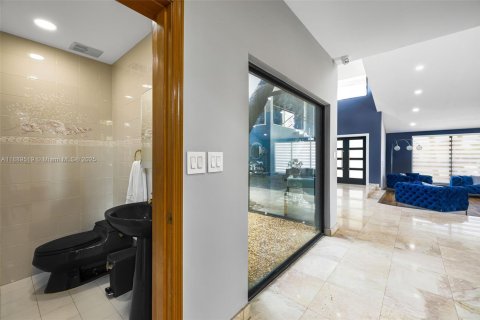 House in Miami, Florida 5 bedrooms, 708.94 sq.m. № 1946309 - photo 29