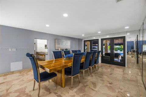 House in Miami, Florida 5 bedrooms, 708.94 sq.m. № 1946309 - photo 10