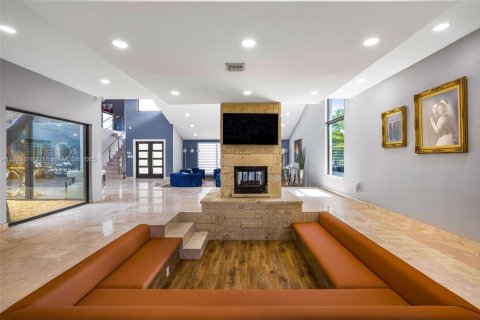 House in Miami, Florida 5 bedrooms, 708.94 sq.m. № 1946309 - photo 25