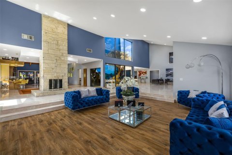 House in Miami, Florida 5 bedrooms, 708.94 sq.m. № 1946309 - photo 22