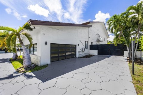 House in Miami, Florida 5 bedrooms, 708.94 sq.m. № 1946309 - photo 3