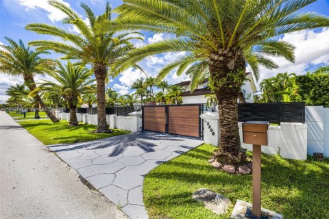 House in Miami, Florida 5 bedrooms, 708.94 sq.m. № 1946309 - photo 1