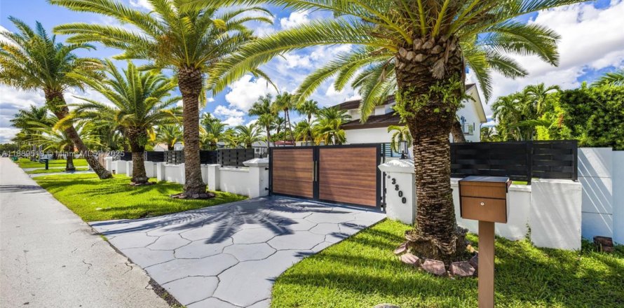 House in Miami, Florida 5 bedrooms, 708.94 sq.m. № 1946309