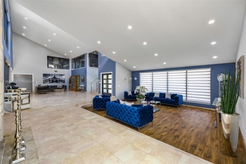 House in Miami, Florida 5 bedrooms, 708.94 sq.m. № 1946309 - photo 23