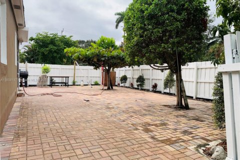 House in Hollywood, Florida 3 bedrooms, 121.7 sq.m. № 1960521 - photo 2