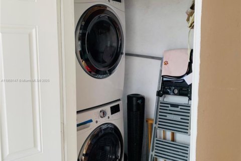 House in Hollywood, Florida 3 bedrooms, 121.7 sq.m. № 1960521 - photo 12