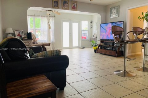 House in Hollywood, Florida 3 bedrooms, 121.7 sq.m. № 1960521 - photo 9