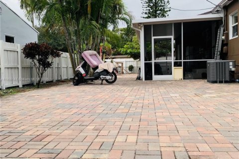 House in Hollywood, Florida 3 bedrooms, 121.7 sq.m. № 1960521 - photo 18