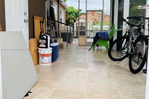 House in Hollywood, Florida 3 bedrooms, 121.7 sq.m. № 1960521 - photo 13