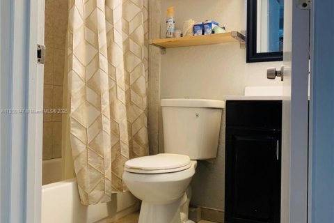 House in Hollywood, Florida 3 bedrooms, 121.7 sq.m. № 1960521 - photo 8