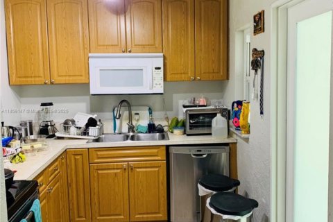 House in Hollywood, Florida 3 bedrooms, 121.7 sq.m. № 1960521 - photo 11