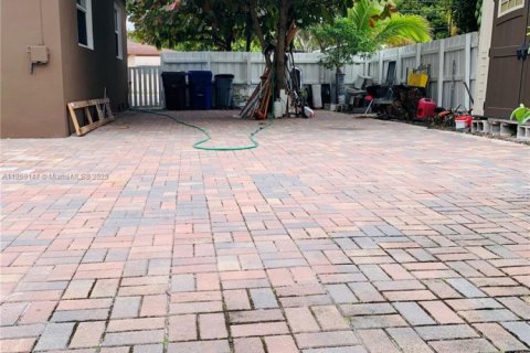 House in Hollywood, Florida 3 bedrooms, 121.7 sq.m. № 1960521 - photo 16