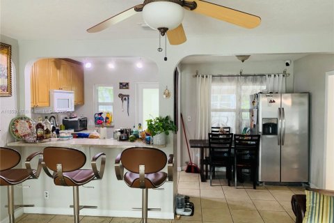 House in Hollywood, Florida 3 bedrooms, 121.7 sq.m. № 1960521 - photo 10