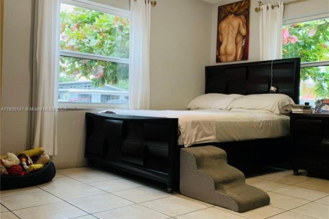 House in Hollywood, Florida 3 bedrooms, 121.7 sq.m. № 1960521 - photo 7