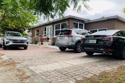 House in Hollywood, Florida 3 bedrooms, 121.7 sq.m. № 1960521 - photo 3