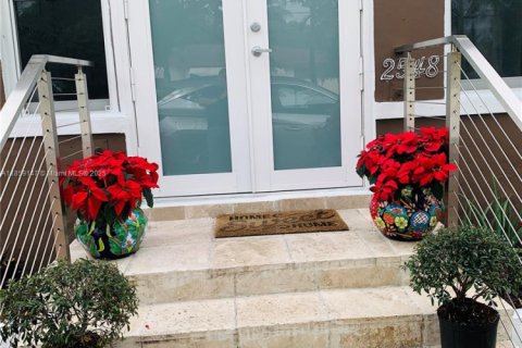 House in Hollywood, Florida 3 bedrooms, 121.7 sq.m. № 1960521 - photo 1