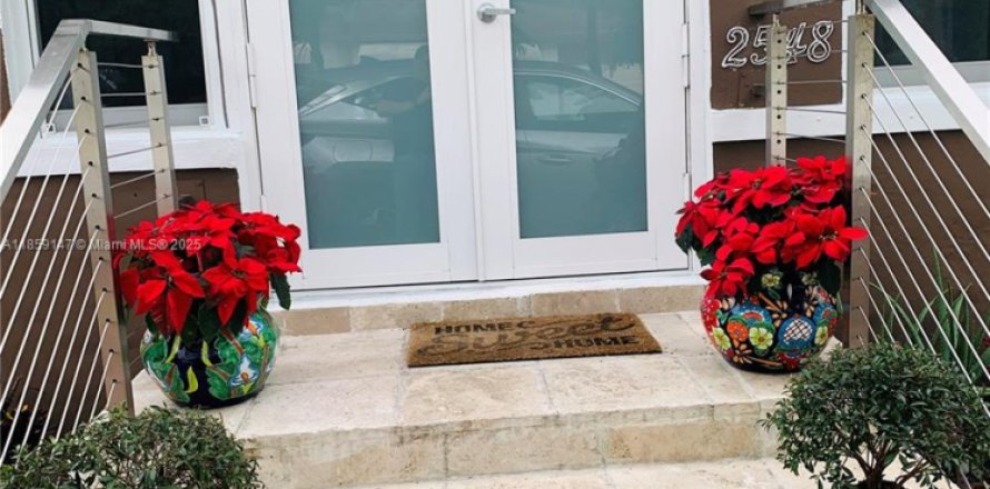 House in Hollywood, Florida 3 bedrooms, 121.7 sq.m. № 1960521