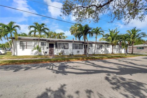 Villa ou maison à louer à Hollywood, Floride: 2 chambres, 249.72 m2 № 1029404 - photo 1