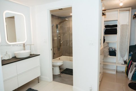 Снять в аренду кондоминиум в Холливуд, Флорида 2 спальни, 111.2м2, № 1983276 - фото 28