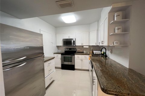 Снять в аренду кондоминиум в Холливуд, Флорида 2 спальни, 111.2м2, № 1983276 - фото 9