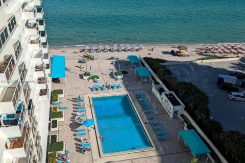 Снять в аренду кондоминиум в Холливуд, Флорида 2 спальни, 111.2м2, № 1983276 - фото 2