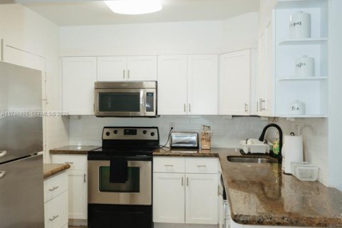 Снять в аренду кондоминиум в Холливуд, Флорида 2 спальни, 111.2м2, № 1983276 - фото 17