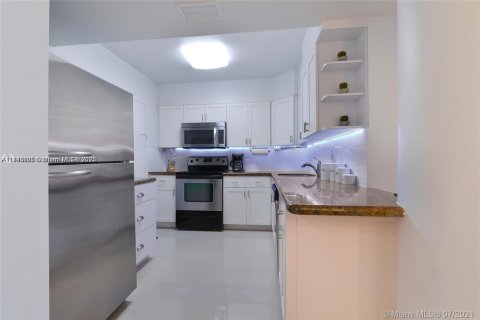 Снять в аренду кондоминиум в Холливуд, Флорида 2 спальни, 111.2м2, № 1983276 - фото 8