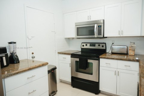 Снять в аренду кондоминиум в Холливуд, Флорида 2 спальни, 111.2м2, № 1983276 - фото 18