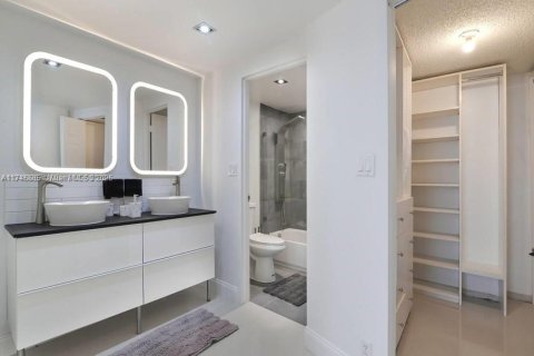 Снять в аренду кондоминиум в Холливуд, Флорида 2 спальни, 111.2м2, № 1983276 - фото 13