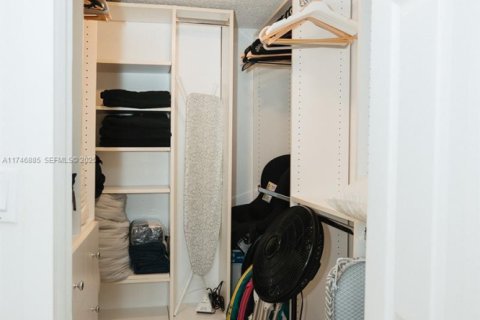 Снять в аренду кондоминиум в Холливуд, Флорида 2 спальни, 111.2м2, № 1983276 - фото 26