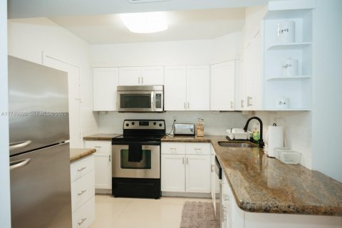 Снять в аренду кондоминиум в Холливуд, Флорида 2 спальни, 111.2м2, № 1983276 - фото 16