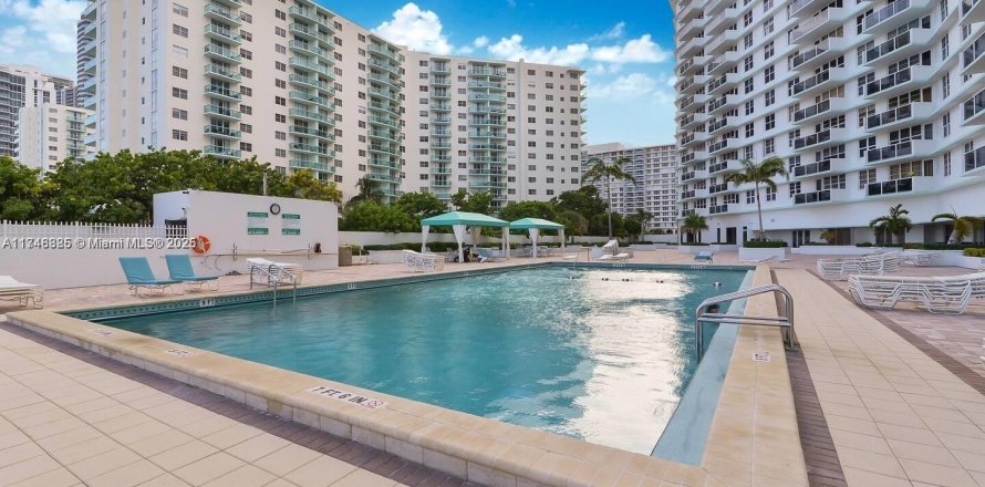 Кондоминиум с 2 спальнями в Холливуд, Флорида № 1983276