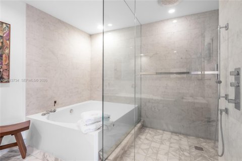 Condo in Bal Harbour, Florida, 2 bedrooms  № 2081041 - photo 16