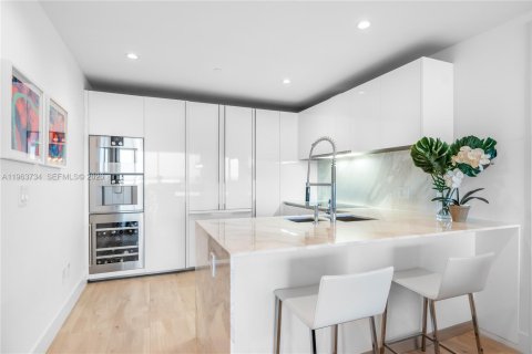 Condo in Bal Harbour, Florida, 2 bedrooms  № 2081041 - photo 12