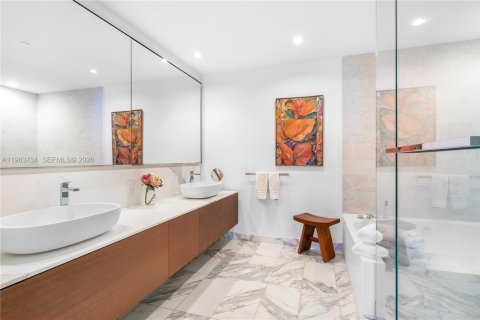 Condo in Bal Harbour, Florida, 2 bedrooms  № 2081041 - photo 15