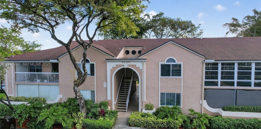 Condominio en Doral, Florida, 2 dormitorios  № 1993602