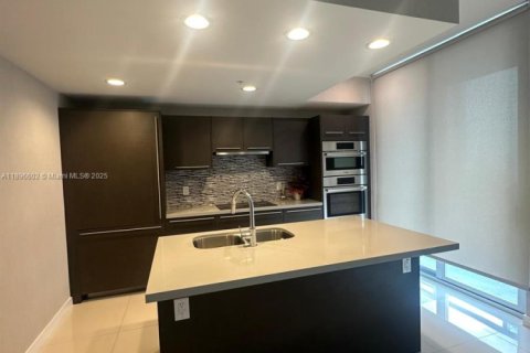 Снять в аренду кондоминиум в Майами, Флорида 1 спальня, 73.58м2, № 1947803 - фото 1